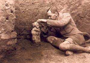 Woolley az UR-i ásatáson.jpg